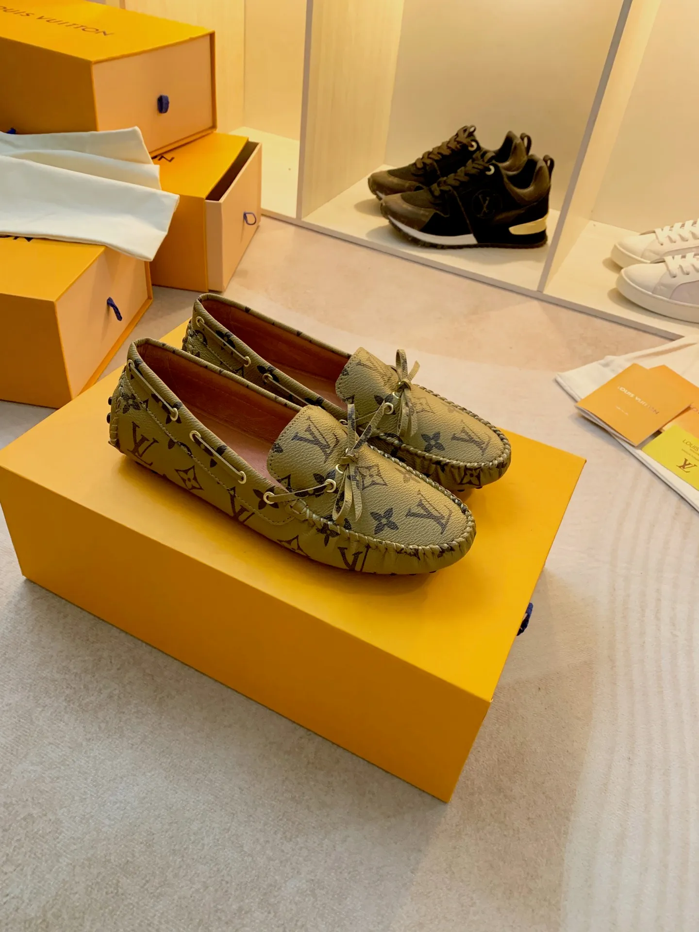 p460💰Couple model❤️🇫🇷 𝙇𝙤𝙪𝙞𝙨 𝙑𝙪𝙞𝙩𝙩𝙤𝙣 🇫🇷Louis Vuitton 2023 Classic𝓛𝓿 𝓣𝓻𝓪𝓲𝓷𝓮𝓻 Sports Series ➪➪➪¯ [Arizona Doudou Shoes Series] ▪️▪️▪️Arizona slip-on shoes are made of Monogram Eclipse canvas. Its hand-painted and dyed edges and hand-sewn uppers fully demonstrate Louis Vuitton's traditional shoemaking craftsmanship. This slip-on shoe is very lightweight. The integrated tongue and upper make it particularly comfortable and flexible. The soft outsole is equipped with rubber padding. Decorated with matching sash. Detailed features: ☑️Monogram Eclipse canvas ☑️Black Eclipse pattern ☑️Hand-painted shoe edges ☑️Hand-sewn uppers (each pair takes time to process) ☑️Integrated tongue and upper construction ☑️Outsole equipped with rubber lining ☑️size: 35_46
